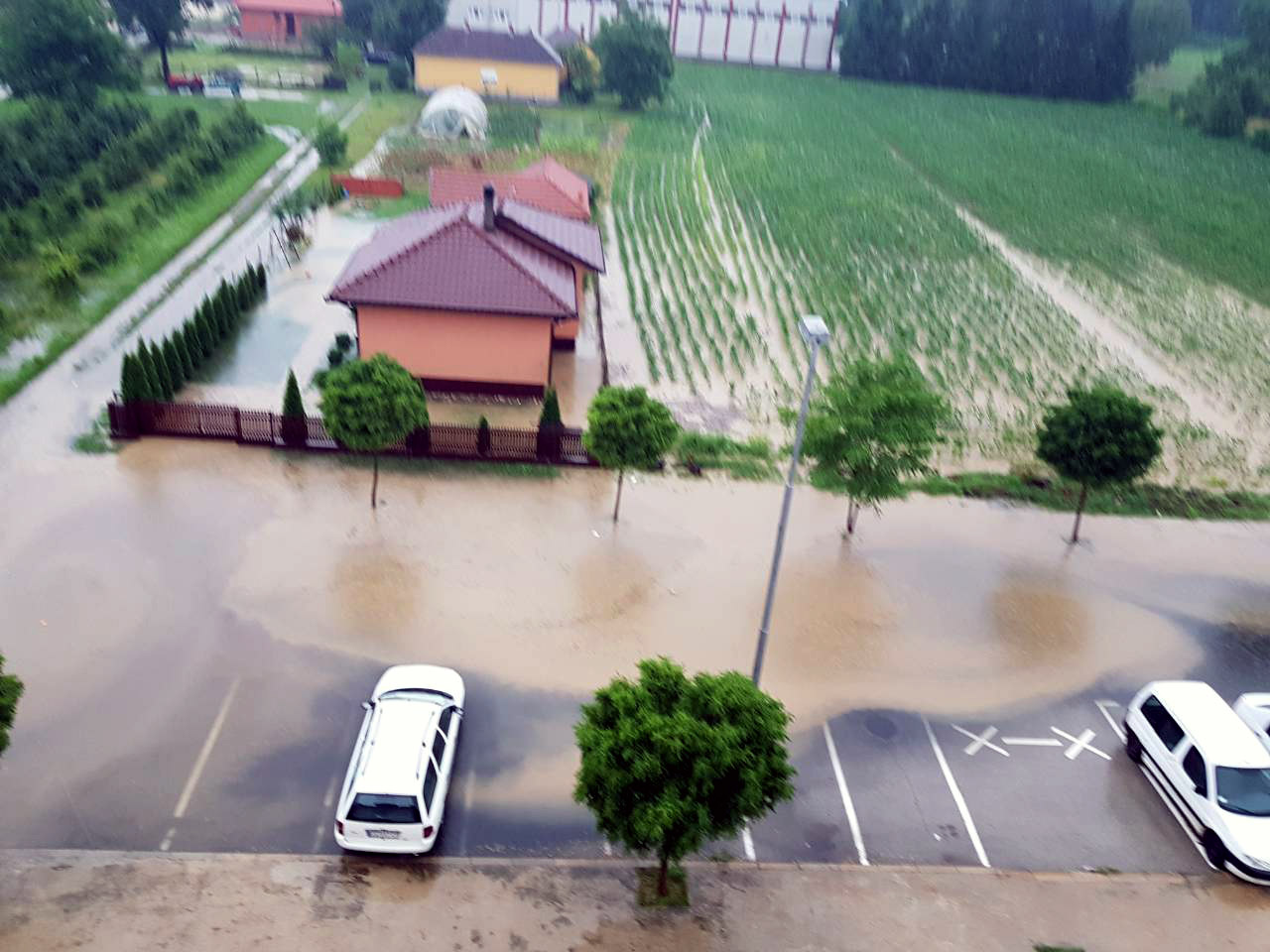 Град уништавао воће, усеве и имовину, бујице однеле путеве, ванредна ситуација у Чачку и под Равном гором 